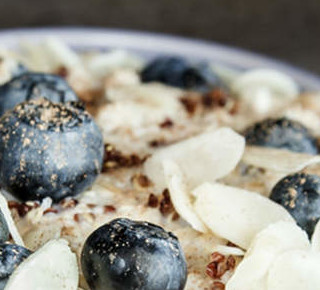 quinoa-mit-joghurt-fruechten-und-mandeln