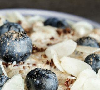 Obstsalat mit Vanillejoghurt und bunter Quinoa