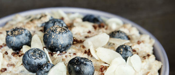 Obstsalat mit Vanillejoghurt und bunter Quinoa